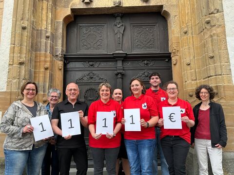 Susanne Floss, Klinikseelsorgerin im HJW (re i. Bild), freut sich gemeinsam mit dem Team des Narrengottesdienstes der Narrenzunft Engen, der Kolpingfamilie Engen und dem früheren Dekan Matthias Zimmermann (3.v.li) über die Spende an das Hegau-Jugendwerk. Mit diesem närrischen Betrag konnte die Anschaffung eines Gehwagens angestoßen werden. Bild: NV Engen